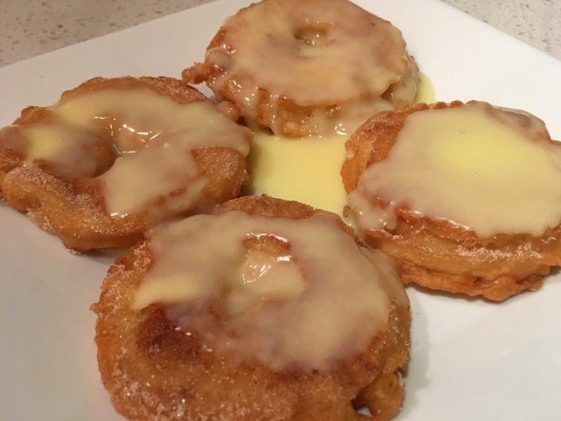 Apple in Beer-Batter - German Apfelküchle mit Vanillesoße