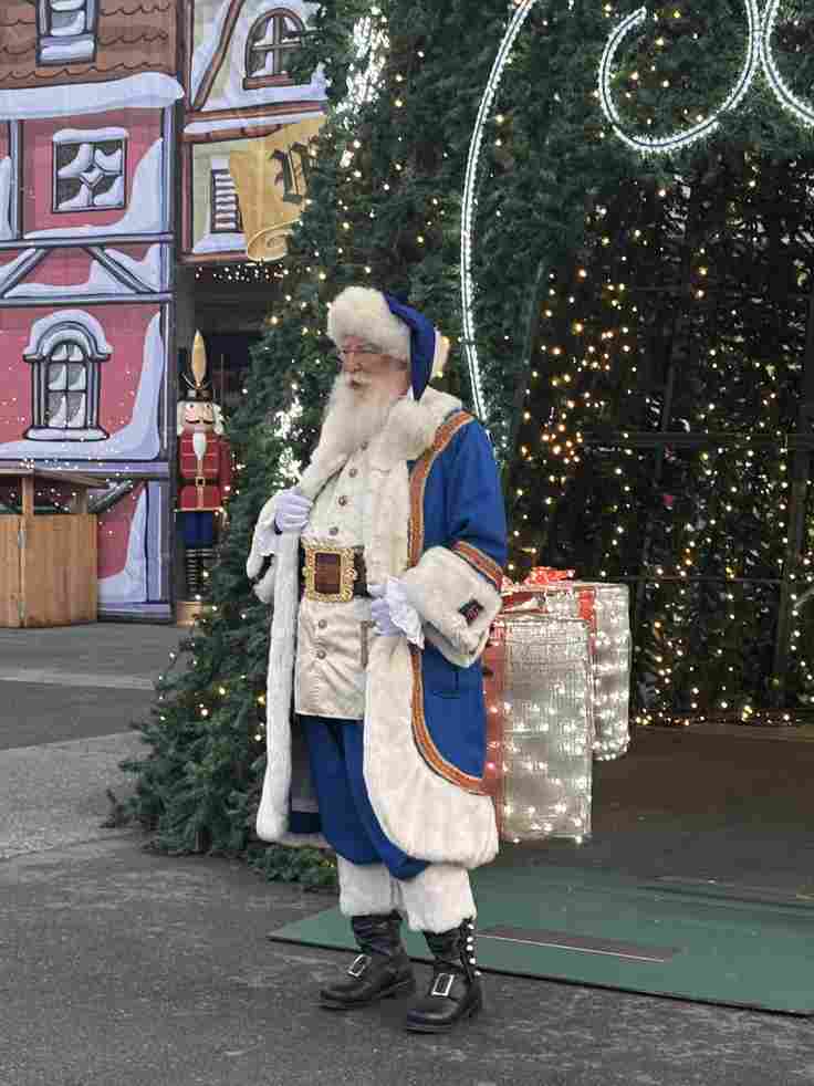 hunt04300913 seattle xmas gal3 1
